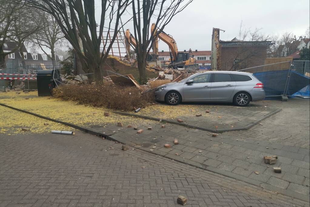 Muur valt op auto bij sloopwerkzaamheden