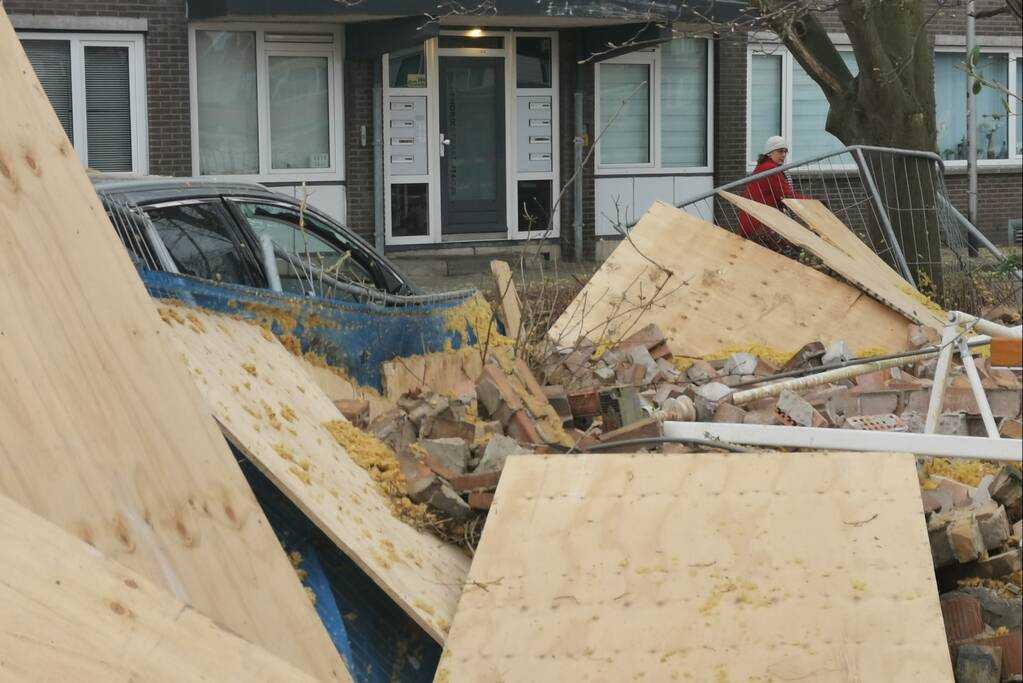 Muur valt op auto bij sloopwerkzaamheden