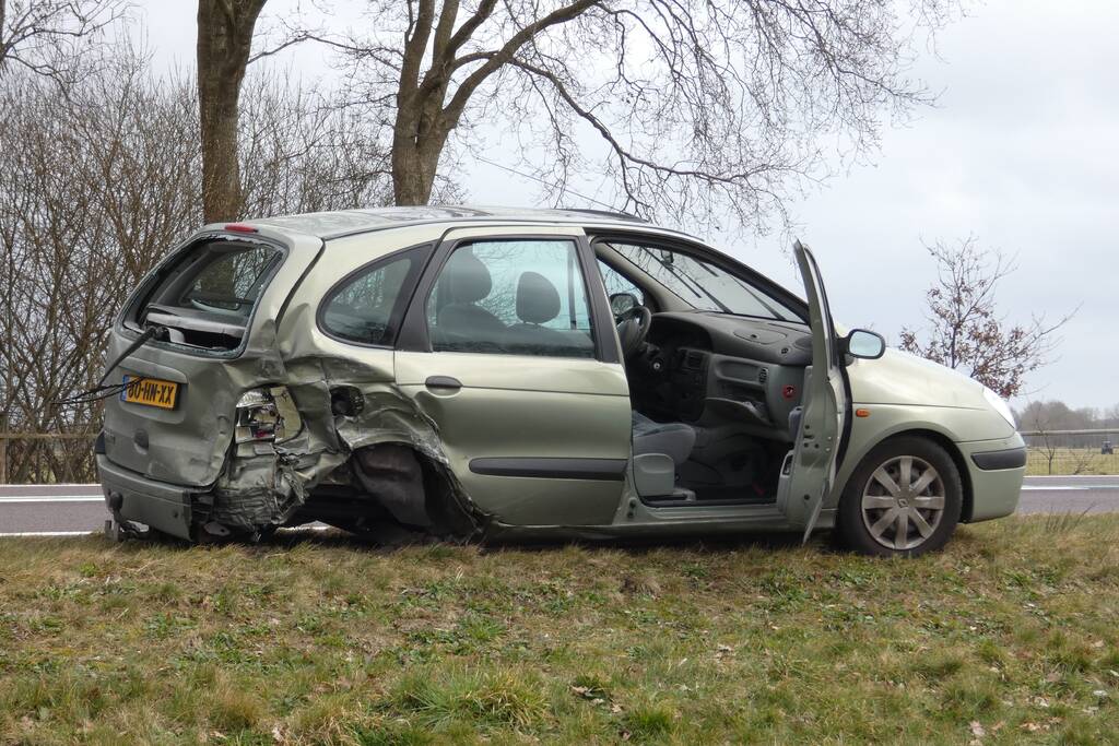 Auto belandt in sloot bij ongeval