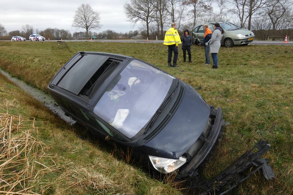 Auto belandt in sloot bij ongeval