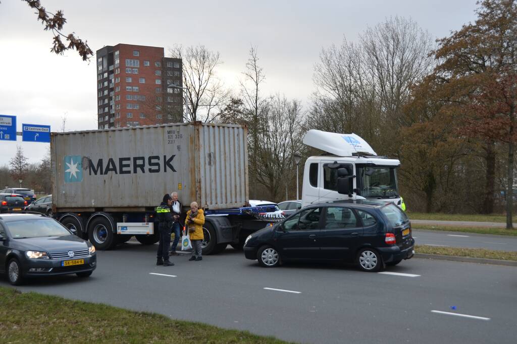 Vrachtwagen en auto botsen op elkaar