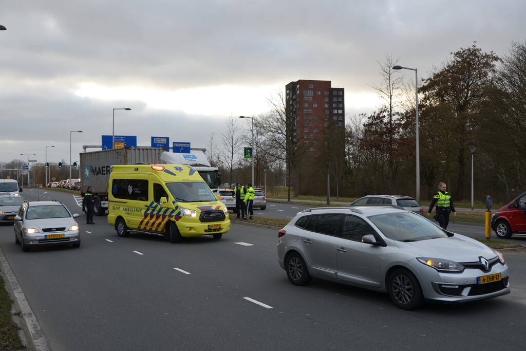 Vrachtwagen en auto botsen op elkaar