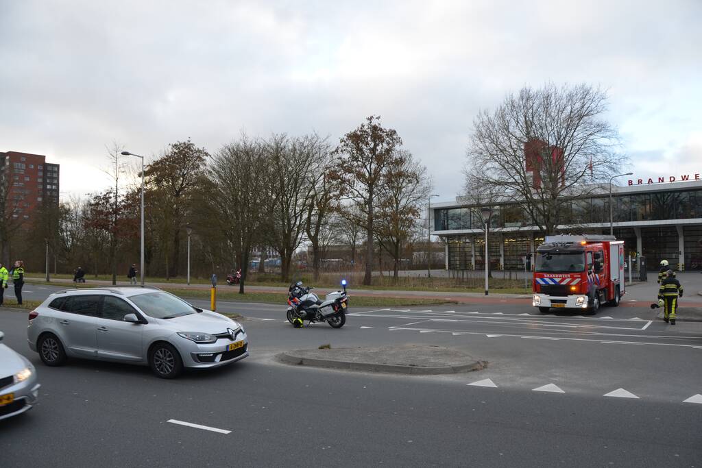 Vrachtwagen en auto botsen op elkaar