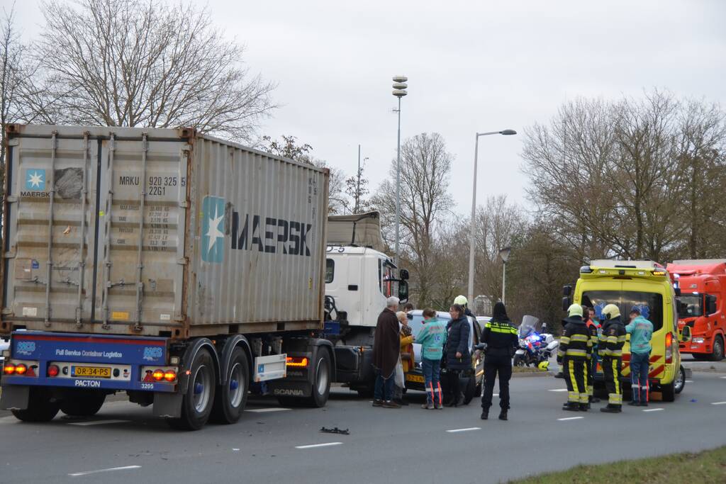 Vrachtwagen en auto botsen op elkaar