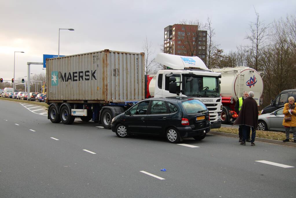 Vrachtwagen en auto botsen op elkaar