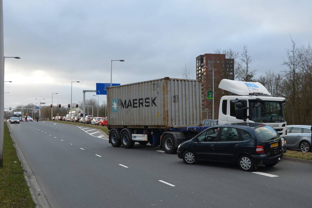 Vrachtwagen en auto botsen op elkaar
