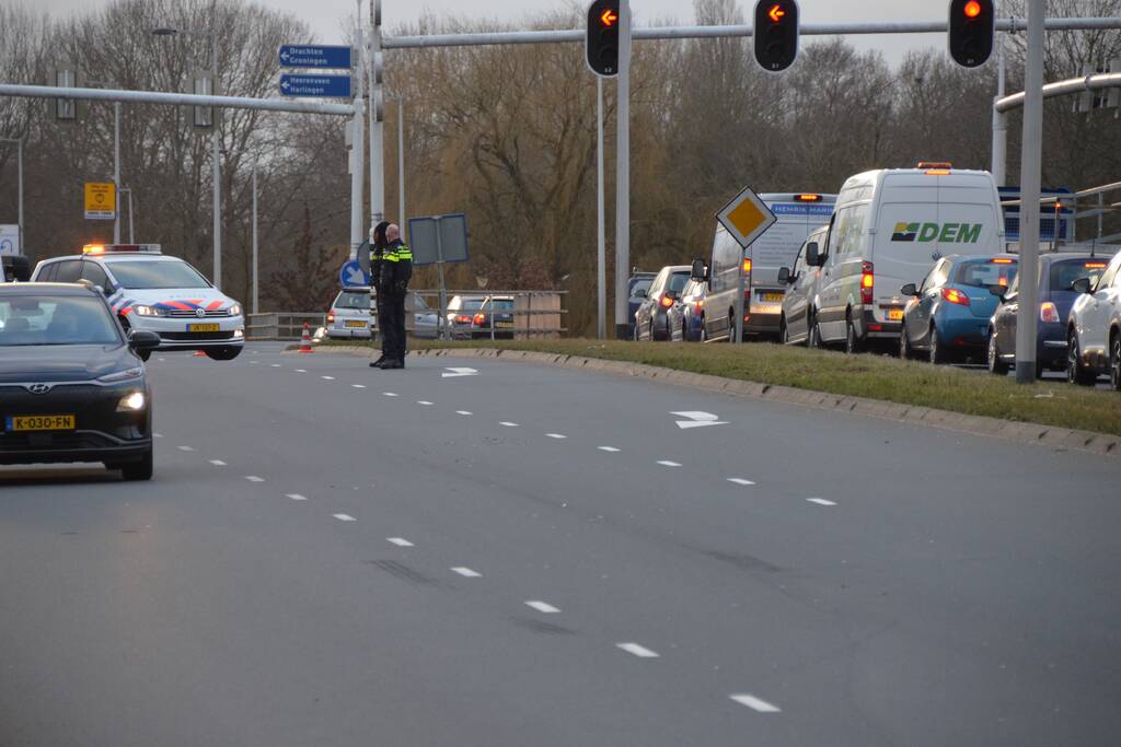 Vrachtwagen en auto botsen op elkaar