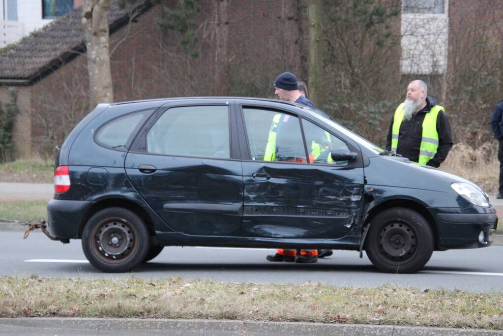 Vrachtwagen en auto botsen op elkaar