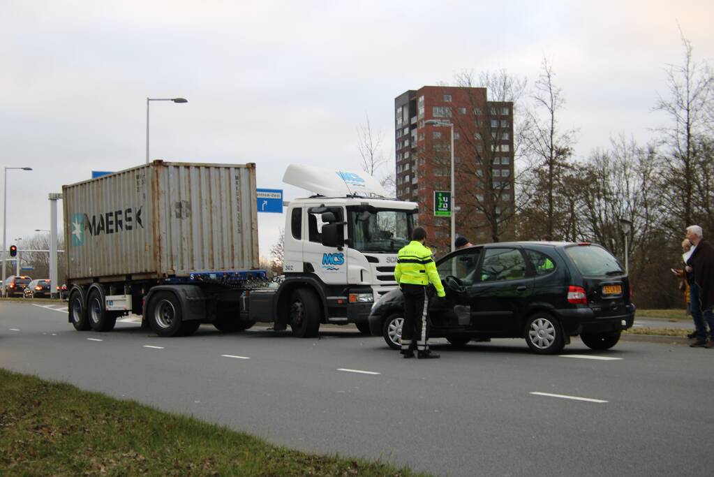 Vrachtwagen en auto botsen op elkaar