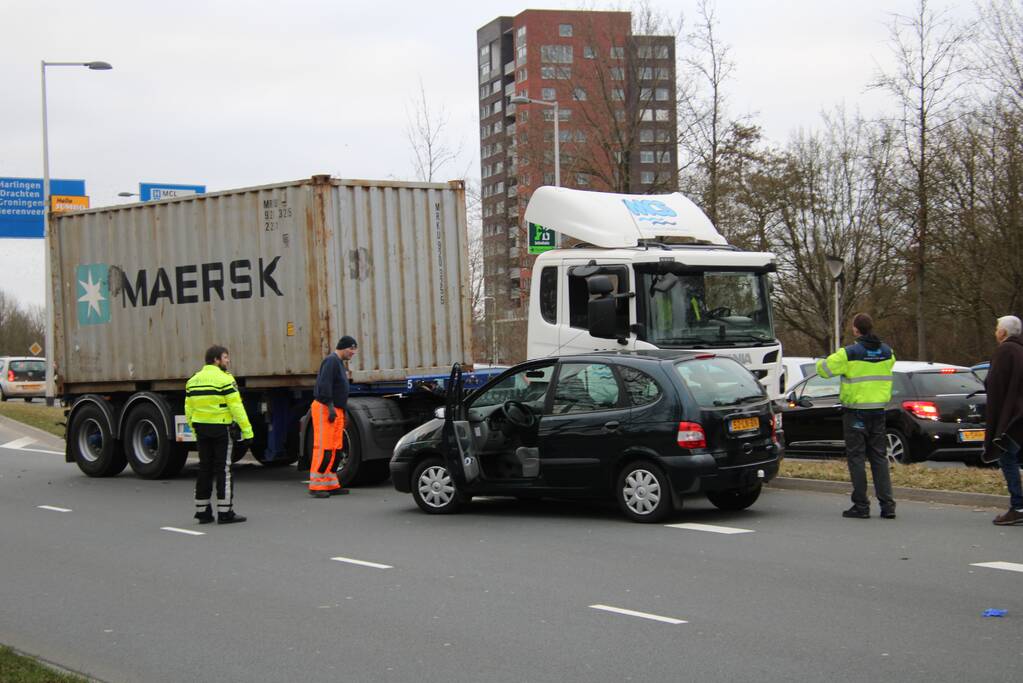 Vrachtwagen en auto botsen op elkaar