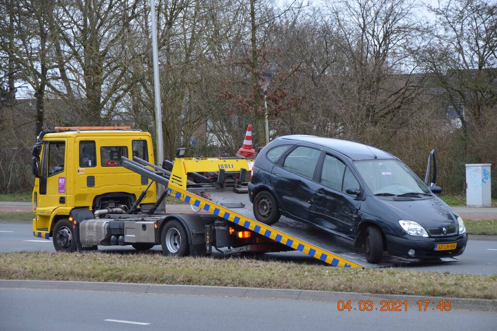 Vrachtwagen en auto botsen op elkaar