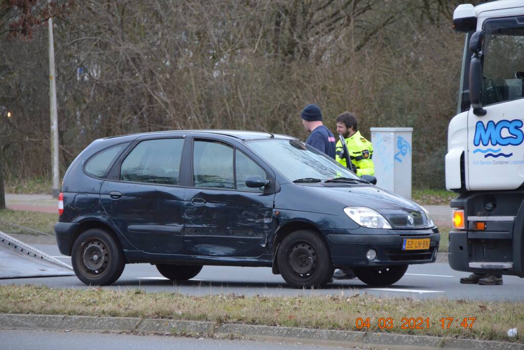 Vrachtwagen en auto botsen op elkaar
