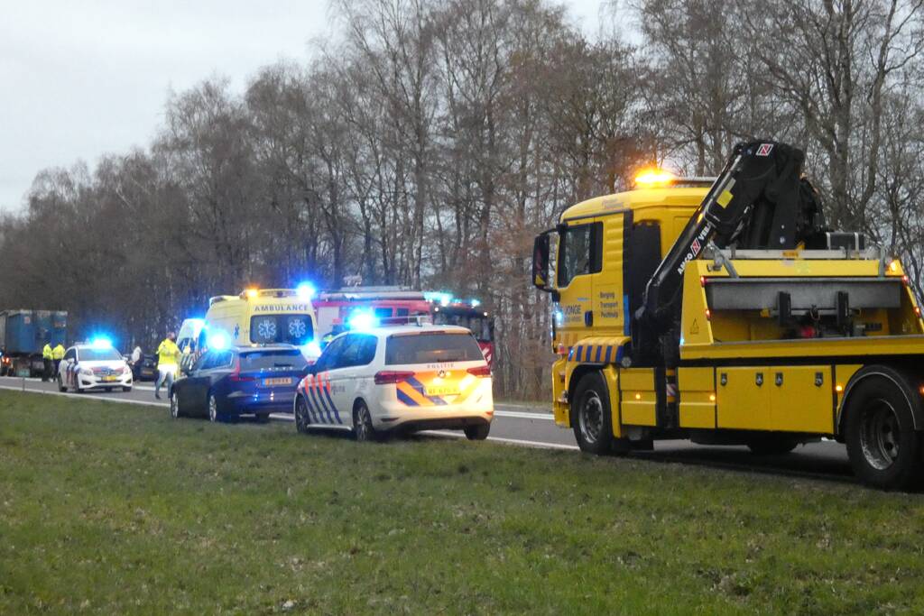 Bestuurder bekneld bij ernstig verkeersongeval