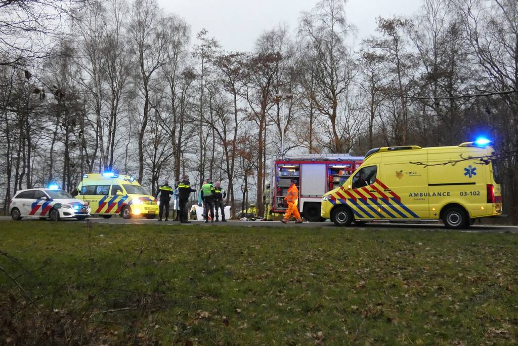 Bestuurder bekneld bij ernstig verkeersongeval