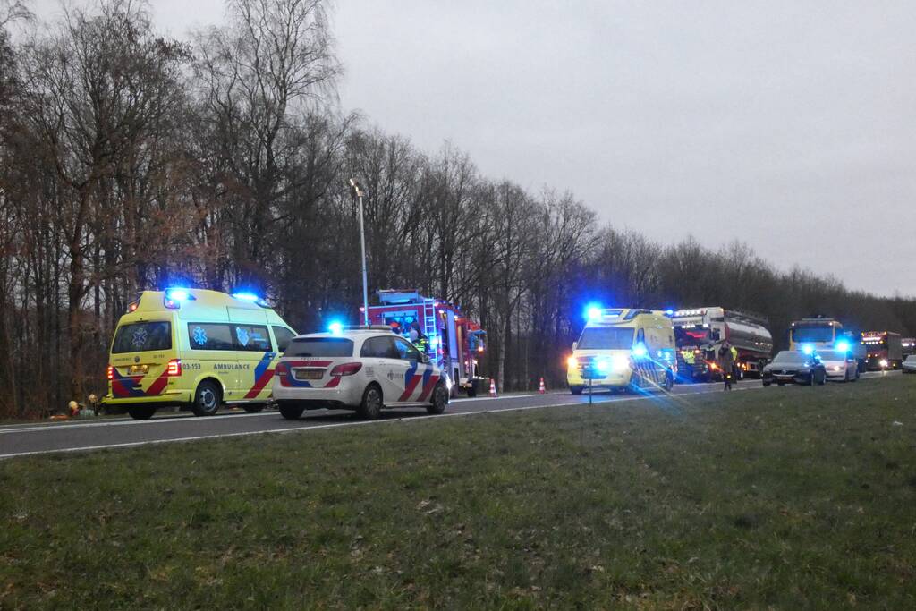 Bestuurder bekneld bij ernstig verkeersongeval