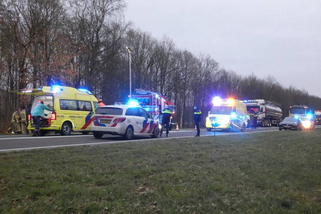 Bestuurder bekneld bij ernstig verkeersongeval