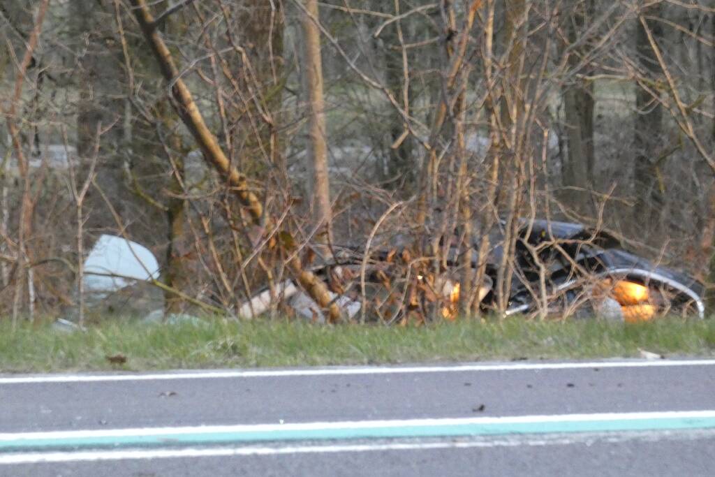Bestuurder bekneld bij ernstig verkeersongeval