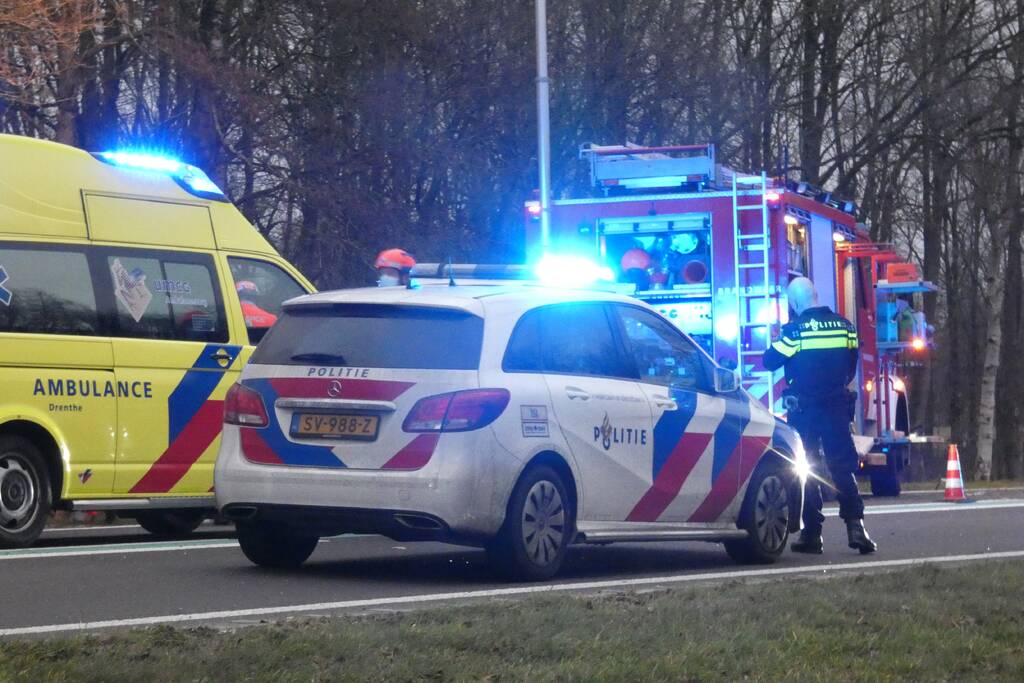 Bestuurder bekneld bij ernstig verkeersongeval