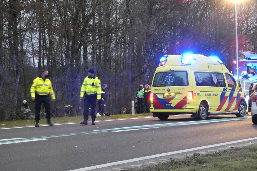 Bestuurder bekneld bij ernstig verkeersongeval