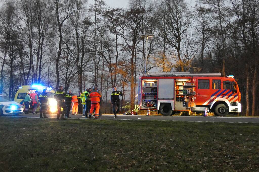Bestuurder bekneld bij ernstig verkeersongeval