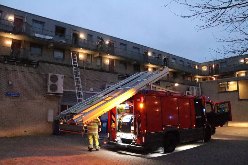 Brand in flatwoning boven winkels