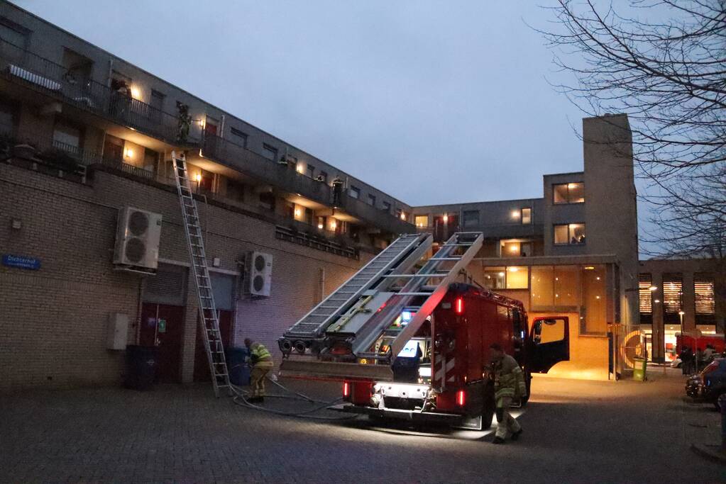 Brand in flatwoning boven winkels