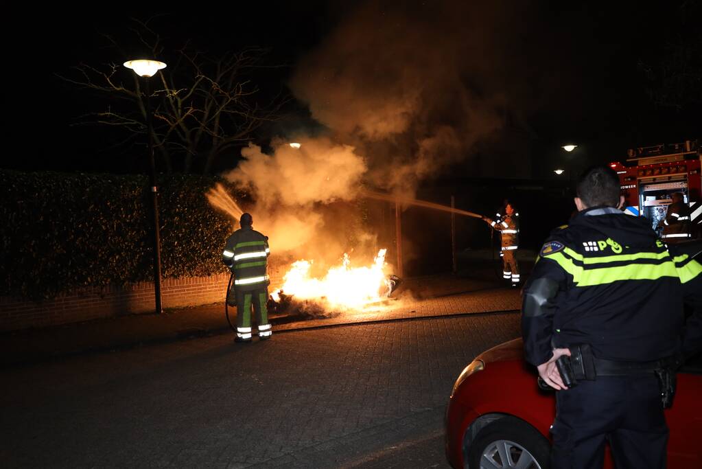 Brandweer blust meters hoge vlammen