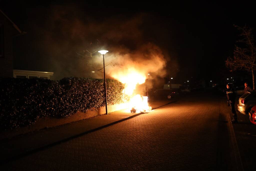 Brandweer blust meters hoge vlammen