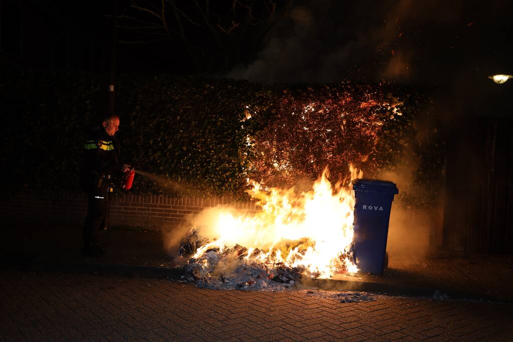 Brandweer blust meters hoge vlammen