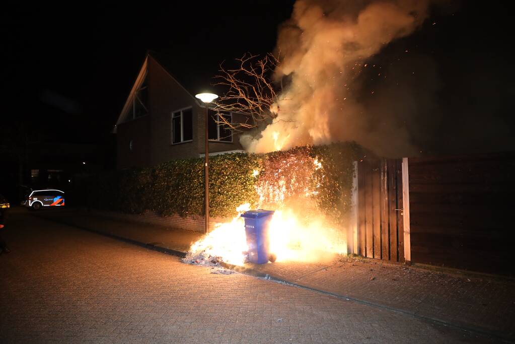 Brandweer blust meters hoge vlammen