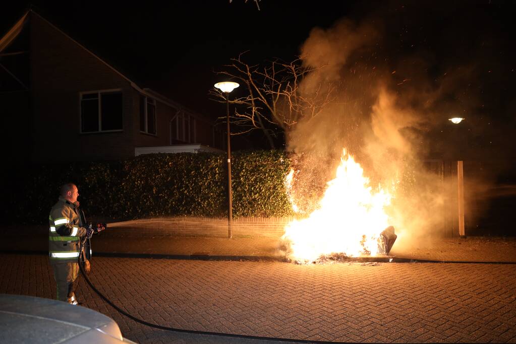 Brandweer blust meters hoge vlammen
