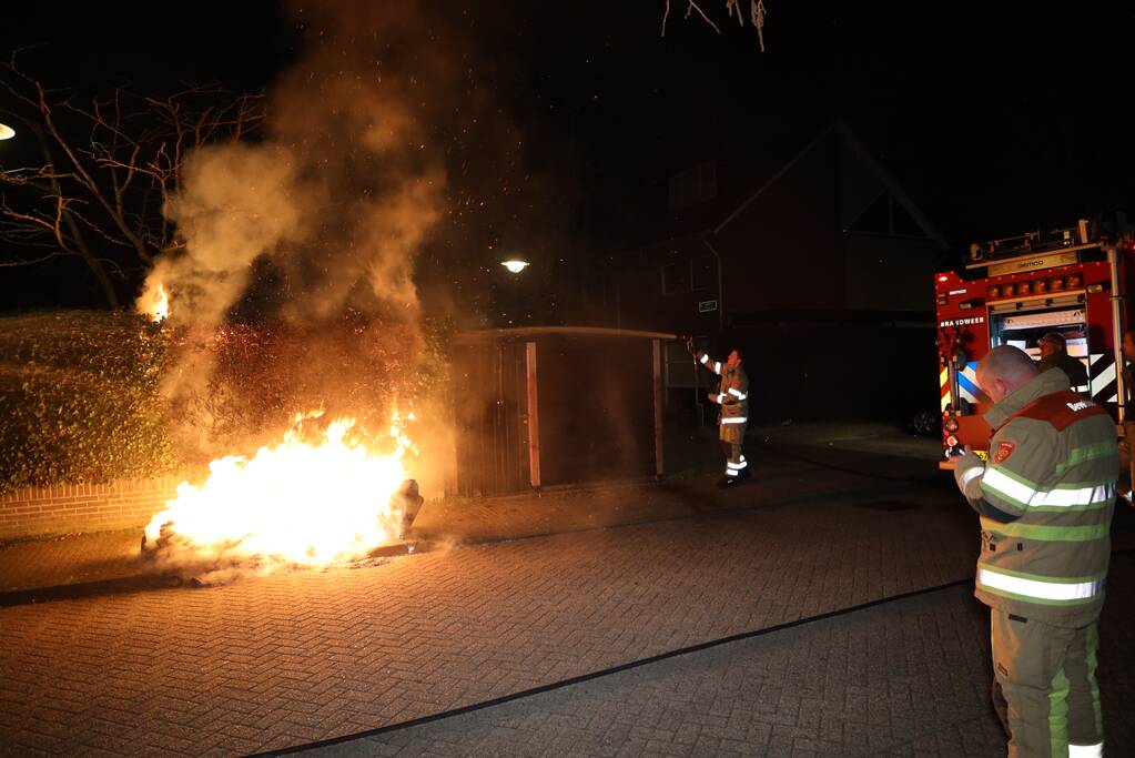 Brandweer blust meters hoge vlammen