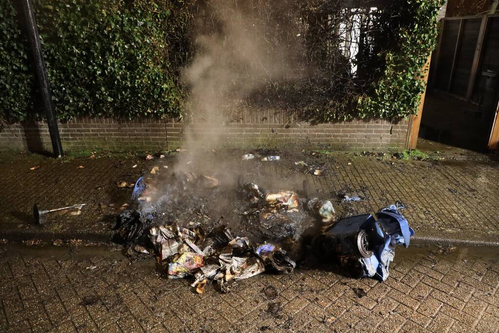 Brandweer blust meters hoge vlammen