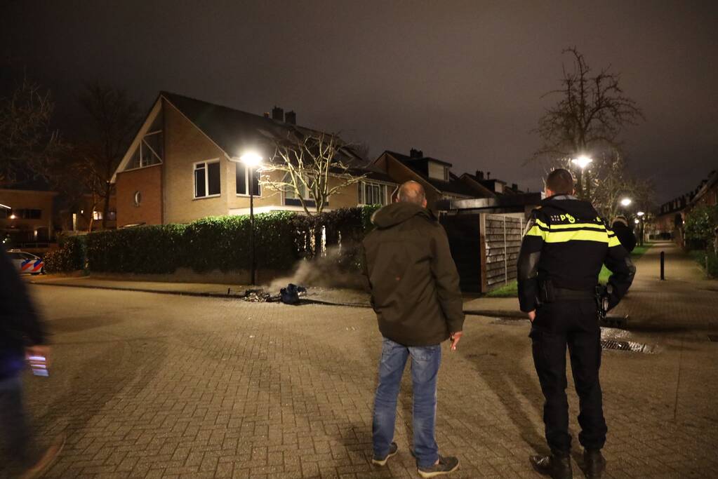 Brandweer blust meters hoge vlammen