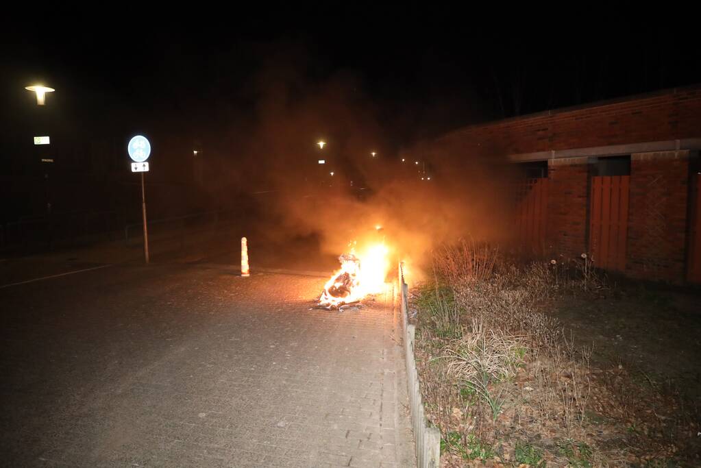 Wederom scooter verwoest door brand