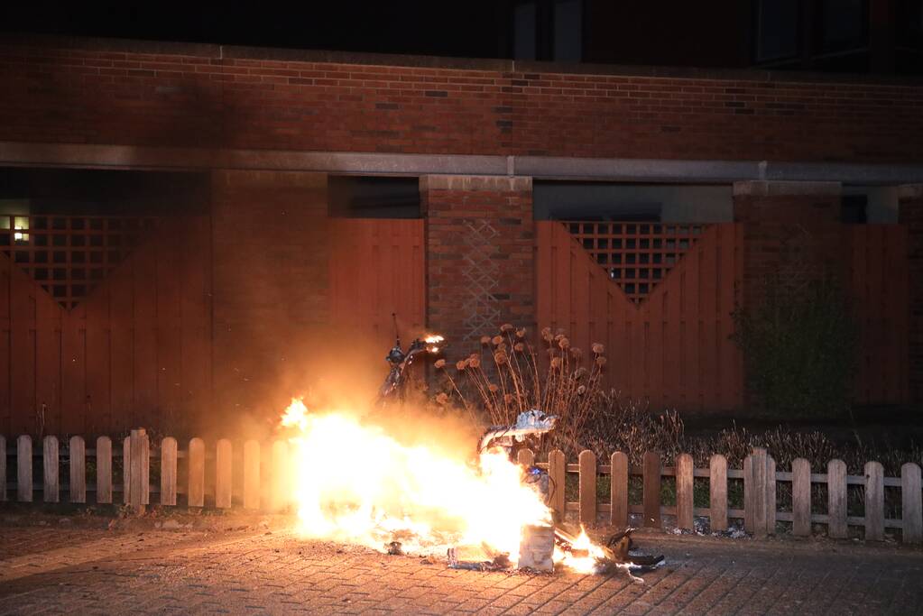 Wederom scooter verwoest door brand