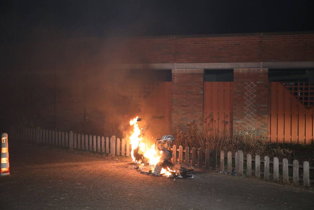 Wederom scooter verwoest door brand