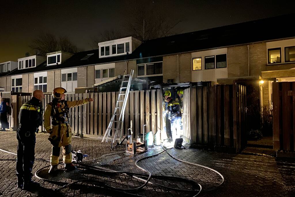 Brand onder overkapping in achtertuin
