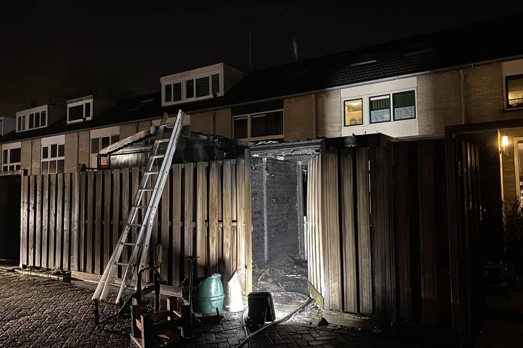 Brand onder overkapping in achtertuin