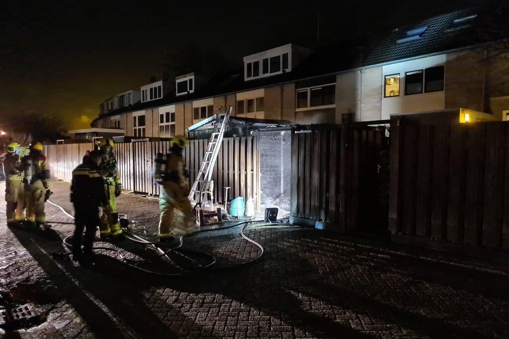 Brand onder overkapping in achtertuin
