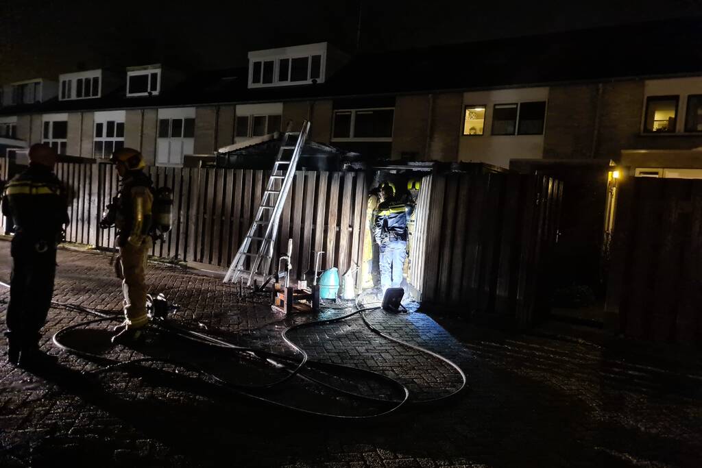 Brand onder overkapping in achtertuin