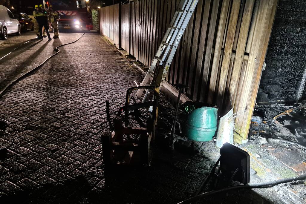 Brand onder overkapping in achtertuin