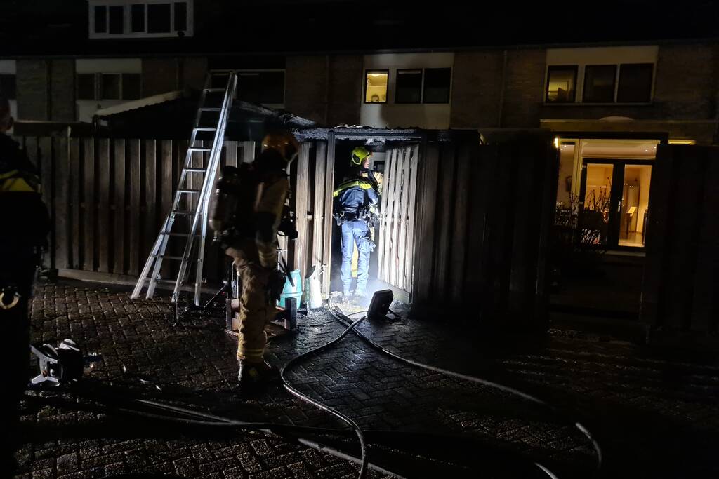 Brand onder overkapping in achtertuin