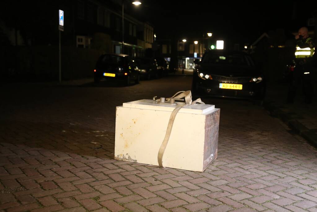 Loodzware kluis ligt urenlang op straat