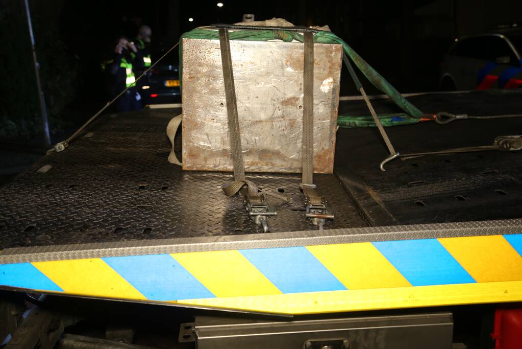 Loodzware kluis ligt urenlang op straat