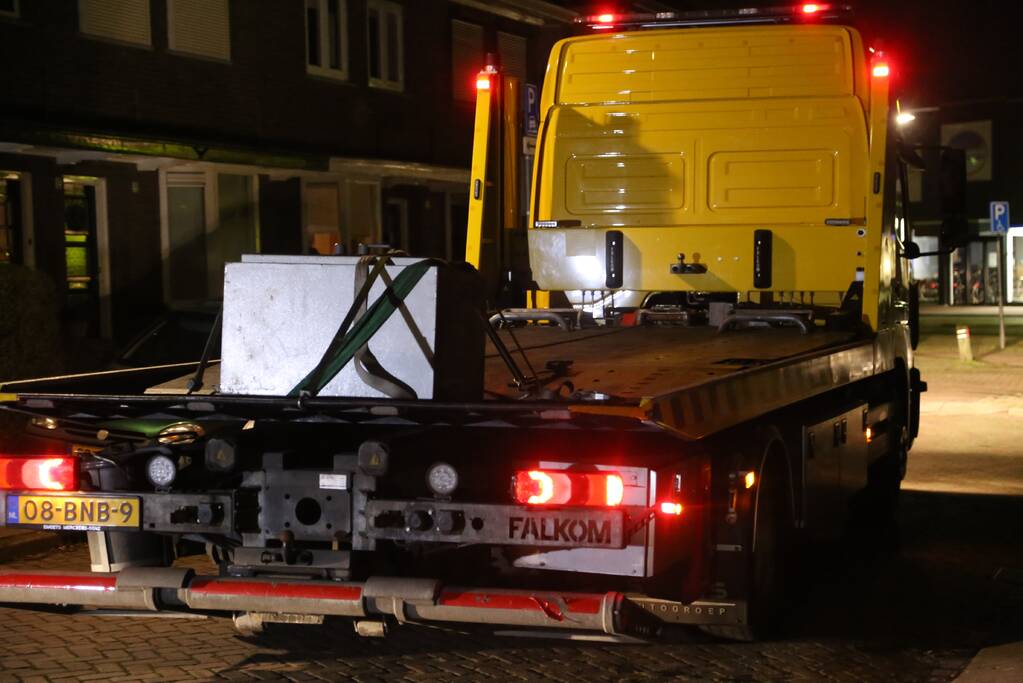 Loodzware kluis ligt urenlang op straat