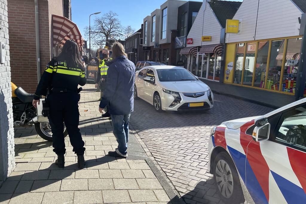 Auto botst op stilstaande motor