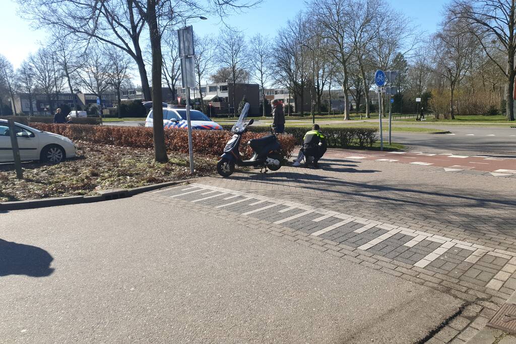 Scooterrijder in botsing met auto