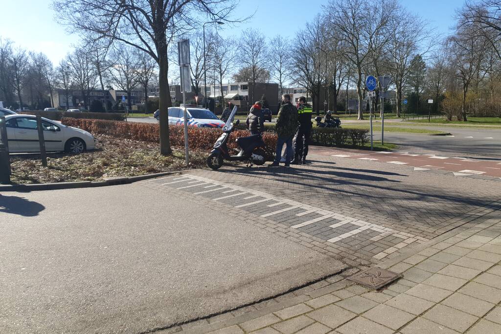 Scooterrijder in botsing met auto