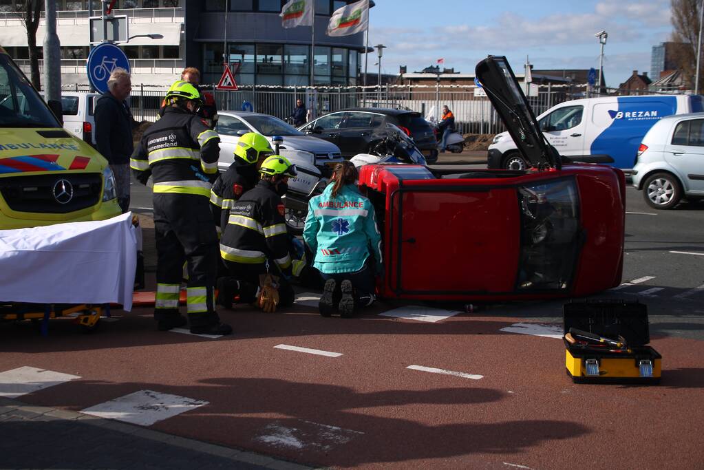 Bestuurder landt op zijn kant met Canta